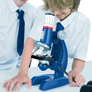 Microscope bleu à LED pour enfant, avec 2 étudiant derrière celui ci en train d'analyser