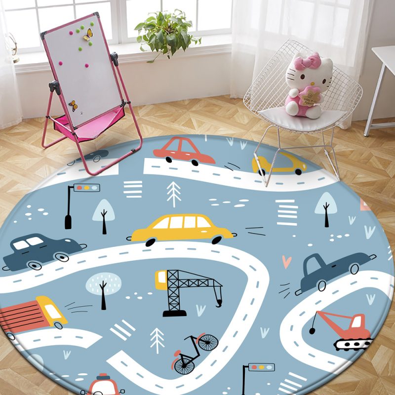 Tapis de jeu pour voiture rond et antidérapant, de couleur bleu avec de nombreux axes routiers dans une chambre d'enfant avec un tableau positionné à côté du tapis