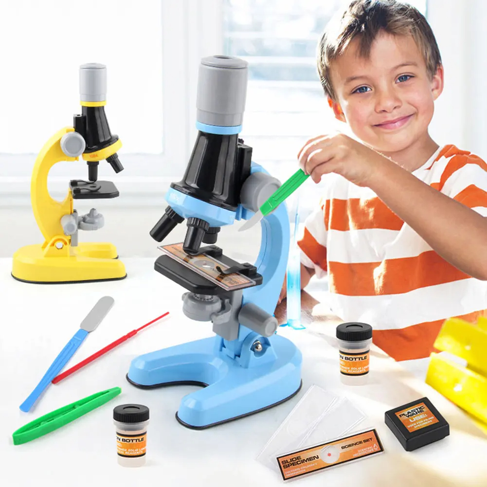 Microscope enfant LED avec zoom 1200x en plastique avec un enfant jouant avec les microscopes sur fond blanc
