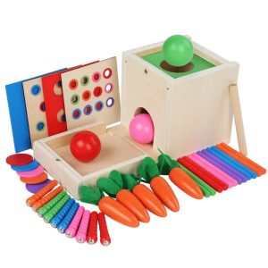 Cube Montessori avec boules et carottes sur fond blanc