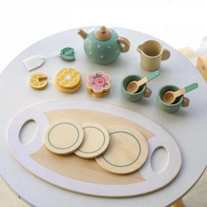 Dinette en bois service à thé avec plateau sur une table blanche