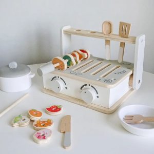 Ensemble de cuisine en bois bébé polyvalent sur une table