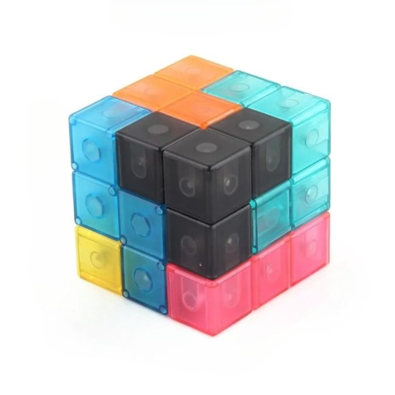 Jeu construction aimanté avec cubes translucides sur fond blanc