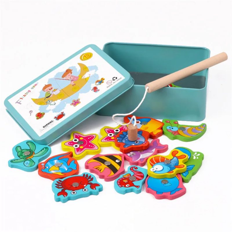 Jeu magnétique de pêche bleu en bois sur fond blanc