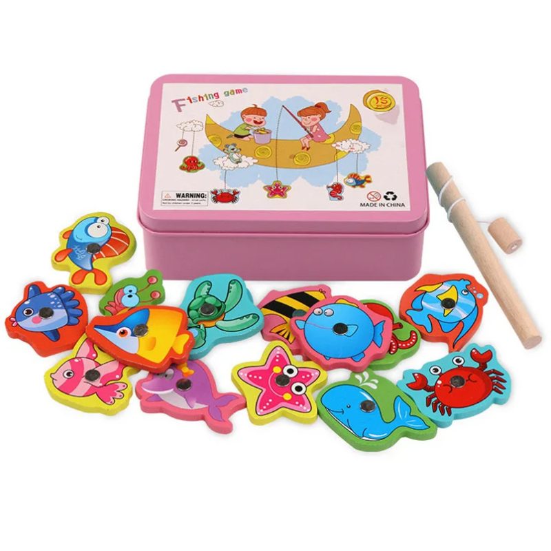 Jeu magnétique de pêche rose en bois sur fond blanc