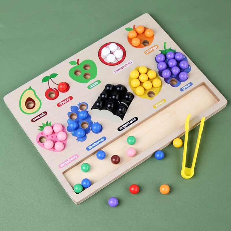 Jeu Montessori en bois avec fruits sur fond vert