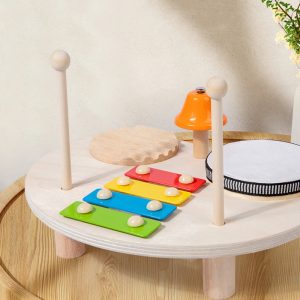 Plateau en bois avec instruments de musique sur fond blanc