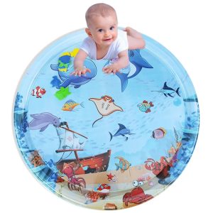 Tapis d’eau bébé rond et gonflable avec animaux marins avec un bébé sur fond blanc