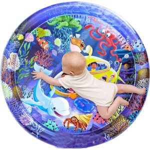 Tapis d’eau bébé rond et gonflable monde marin sur fond blanc avec un bébé dessus