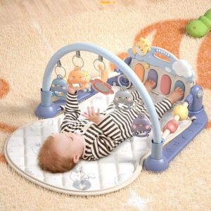 Tapis de jeu bébé avec arche et piano sur le sol avec un bébé