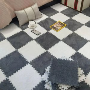 Tapis motricité gris et blanc à carreaux posé au sol