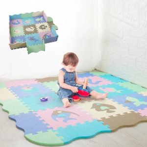 Tapis de motricité modulable avec motifs de poissons sur un sol avec un enfant