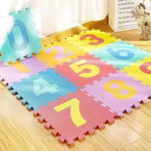 Tapis de motricité multicolore avec chiffres sur sol marron