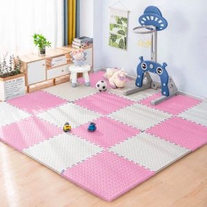 Tapis de motricité rose et blanc modulable à carreaux posé au sol